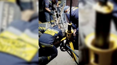 У Дніпрі рятувальники звільнили чоловіка, який опинився під обвалом на глибині 7 метрів
