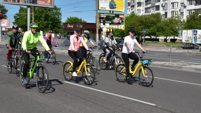 Велодень у Луцьку: понад тисяча лучан проїхалися містом на велосипедах Велодень у Луцьку: понад тисяча лучан проїхалися містом на велосипедах