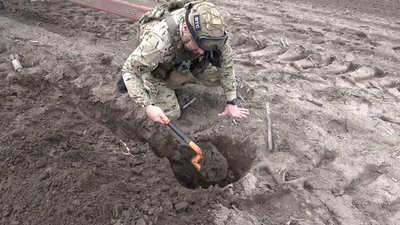 На Лебединщині знищили боєприпас від "Урагану", який на полі знайшов тракторист На Лебединщині знищили боєприпас від "Урагану", який на полі знайшов тракторист
