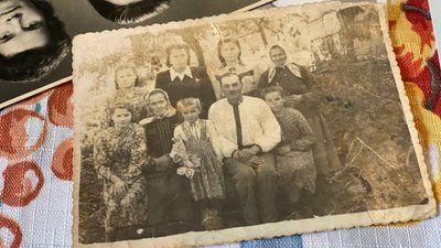 Родина Конет після депортації у селі Ворвулинці Родина Конет після депортації у селі Ворвулинці