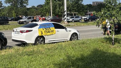 У Запоріжжі відбувся автопробіг на підтримку військополонених із Оленівки У Запоріжжі відбувся автопробіг на підтримку військополонених із Оленівки