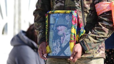 Провели "живим коридором": у громаді на Черкащині попрощалися із захисником Провели "живим коридором": у громаді на Черкащині попрощалися із захисником