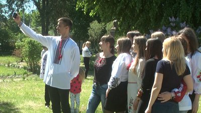 "Україна — це я". У вінницькому музеї Коцюбинського організували фотосесію до Дня вишиванки "Україна — це я". У вінницькому музеї Коцюбинського організували фотосесію до Дня вишиванки