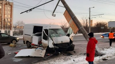 У Львові водій мікроавтобуса повалив електроопору