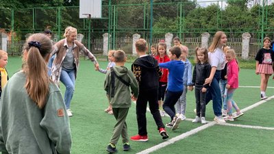 "Відволіклися від війни": у громаді на Полтавщині працює літній клуб для дітей-переселенців "Відволіклися від війни": у громаді на Полтавщині працює літній клуб для дітей-переселенців