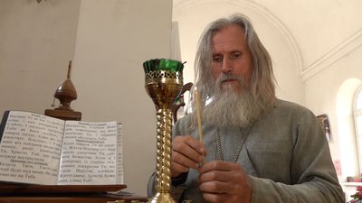 Спочатку на пасіку, потім на службу: черкаський священник розповів про свій промисел Спочатку на пасіку, потім на службу: черкаський священник розповів про свій промисел