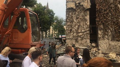 У Києві почали зносити "Квіти України", демонстранти зламали паркан У Києві почали зносити "Квіти України", демонстранти зламали паркан