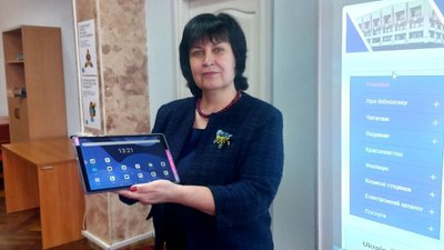 Генератори, телефони, зарядна станція – Сумська обласна наукова бібліотека отримала нові гаджети