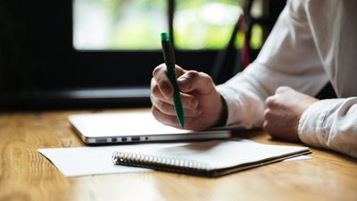 На Львівщині чоловік підписав розписку на 50 тисяч доларів зникаючими чорнилами