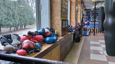 Спортивна зала з боксерськими рукавицями на підвіконні Спортивна зала з боксерськими рукавицями на підвіконні