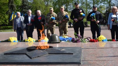 У Кропивницькому вшанували пам'ять тих, хто воював проти нацизму та захищав Україну У Кропивницькому вшанували пам'ять тих, хто воював проти нацизму та захищав Україну