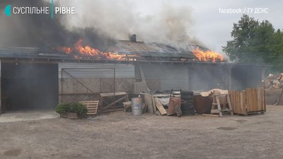 У Рівному загорілись склади на вулиці Старицького