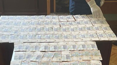 На Львівщині затримали двох посадовців Держрезерву під час отримання хабаря На Львівщині затримали двох посадовців Держрезерву під час отримання хабаря