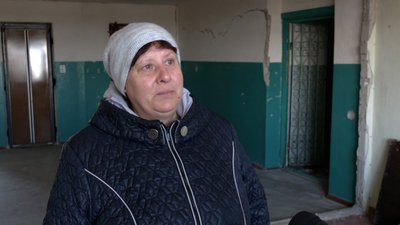 Заклеюють вікна та розбирають завали у зруйнованому гуртожитку в Чернігові Заклеюють вікна та розбирають завали у зруйнованому гуртожитку в Чернігові