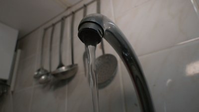 Вода з-під крану тхне каналізацією: мешканці будинку у Чернігові скаржаться на якість питної води
