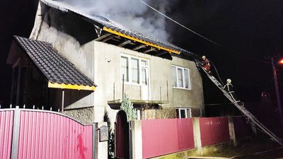 У Хусті рятувальники понад дві години гасили пожежу в житловому будинку