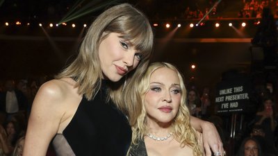 Тейлор Свіфт і Мадонна під час церемонії MTV VMAs 2026