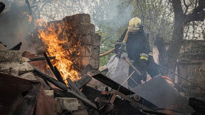 Рятувальник на місці руйнувань після ракетного удару РФ по Харківщині