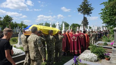 На Тернопільщині в останню дорогу провели бійця Олега Стахіва На Тернопільщині в останню дорогу провели бійця Олега Стахіва