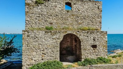 Феодосія — у місті руйнується Докова вежа Генуезької фортеці — новини Криму