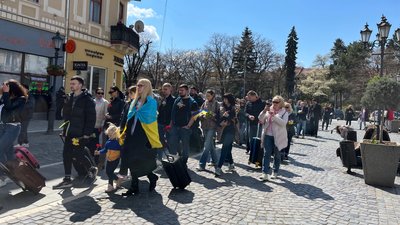 Близько 100 людей пройшли з валізами двома площами в Ужгороді, аби підтримати українців Близько 100 людей пройшли з валізами двома площами в Ужгороді, аби підтримати українців