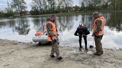 У Полтаві рятувальники почали розчищати Ворсклу: що дістають У Полтаві рятувальники почали розчищати Ворсклу: що дістають