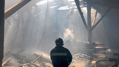 Горіла тирса та електрощитова. На двох деревообробних підприємствах Закарпаття була пожежа Горіла тирса та електрощитова. На двох деревообробних підприємствах Закарпаття була пожежа