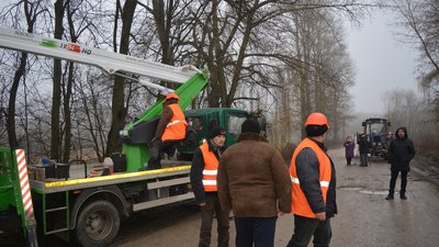 У громаді на Тернопільщині заготовляють дрова для сімей захисників У громаді на Тернопільщині заготовляють дрова для сімей захисників