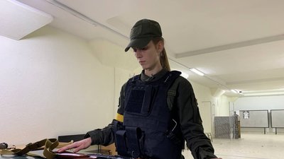 Біатлоністка змінила спортивну гвинтівку на автомат Біатлоністка змінила спортивну гвинтівку на автомат