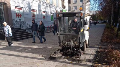 Вивезли майже 65 кубометрів опалого листя: комунальники Житомира продовжують розчищати зливові мережі Вивезли майже 65 кубометрів опалого листя: комунальники Житомира продовжують розчищати зливові мережі
