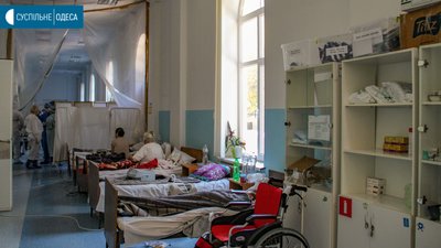 "Всі у важкому стані". Репортаж з "ковідного" відділення одеської лікарні "Всі у важкому стані". Репортаж з "ковідного" відділення одеської лікарні