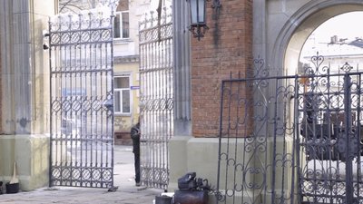 До Чернівецького національного університету повернули "рідні" ворота До Чернівецького національного університету повернули "рідні" ворота