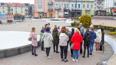 У Калуші на Івано-Франківщині провели першу екскурсію містом для людей з інших регіонів У Калуші на Івано-Франківщині провели першу екскурсію містом для людей з інших регіонів
