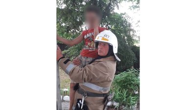 Сидів на висоті приблизно 15 м. Прикарпатські рятувальники зняли з дерева підлітка