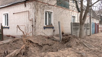 Готують їжу на вогнищі та сидять без тепла. Як жителі Чернігова живуть після обстрілів?