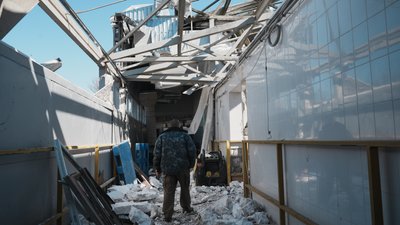 Зруйнований м'ясокомбінат у Харкові після влучання російського дрона