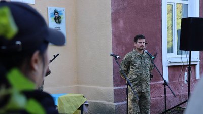 На Івано-Франківщині відкрили пам'ятну дошку полеглому "азовцю" Тарасу Лавріву На Івано-Франківщині відкрили пам'ятну дошку полеглому "азовцю" Тарасу Лавріву