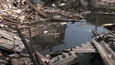 Жителі будинку на Одеській у Харкові самостійно ремонтують дім після влучання в нього російської ракети Жителі будинку на Одеській у Харкові самостійно ремонтують дім після влучання в нього російської ракети