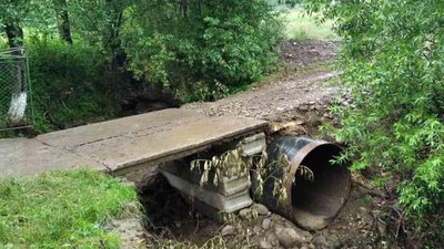 У прикарпатському селі жителі за свої гроші відновили два мости У прикарпатському селі жителі за свої гроші відновили два мости