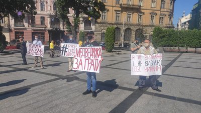 У Львові люди вийшли на протест, аби підтримати автора книги про Василя Стуса