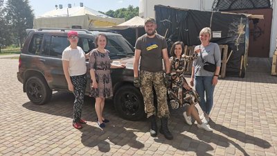 У Полтаві за гроші від продажу пасок придбали авто для військових У Полтаві за гроші від продажу пасок придбали авто для військових
