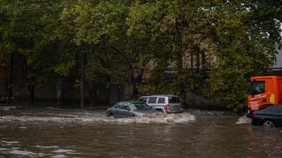 Дощ в Одесі, злива в Одесі, підтоплена вулиця в Одесі
