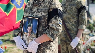 У Мукачеві попрощалися із загиблим на війні Денисом Рудиком
