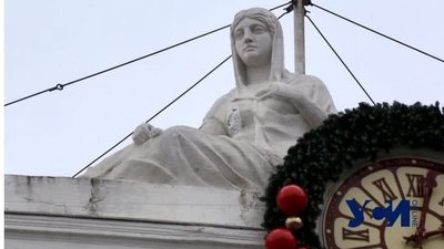 Гроші на реставрацію скульптур на будівлі Одеської мерії перевели на боротьбу з COVID-19