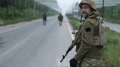 Боєць 24 ОМБр імені короля Данила на Донеччині біля згоріло пікапу