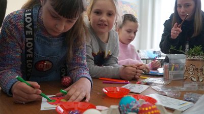 У Дрогобичі на Львівщині створювали писанки для українських військових – фоторепортаж У Дрогобичі на Львівщині створювали писанки для українських військових – фоторепортаж
