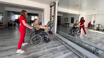Василь Коломієць проходить реабілітацію, йому допомагає терапевтка Богданна Моргунова Василь Коломієць проходить реабілітацію, йому допомагає терапевтка Богданна Моргунова