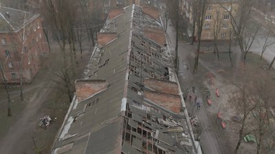 Обгорілі стіни та затоплені ліжка. Як живуть люди у зруйнованому будинку у Чернігові Обгорілі стіни та затоплені ліжка. Як живуть люди у зруйнованому будинку у Чернігові