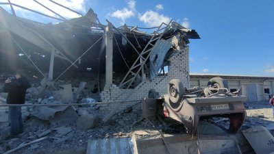 В результаті російських ракетних обстрілів у Комишувасі зазнало руйнувань останнє працююче підприємство В результаті російських ракетних обстрілів у Комишувасі зазнало руйнувань останнє працююче підприємство