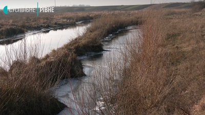Жителі села під Рівним бояться, що їх покинуть перевізники через жахливу дорогу Жителі села під Рівним бояться, що їх покинуть перевізники через жахливу дорогу